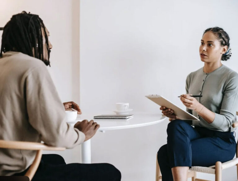 Réussir son entretien d’embauche : méthodes concrètes pour faire la différence face aux autres candidats